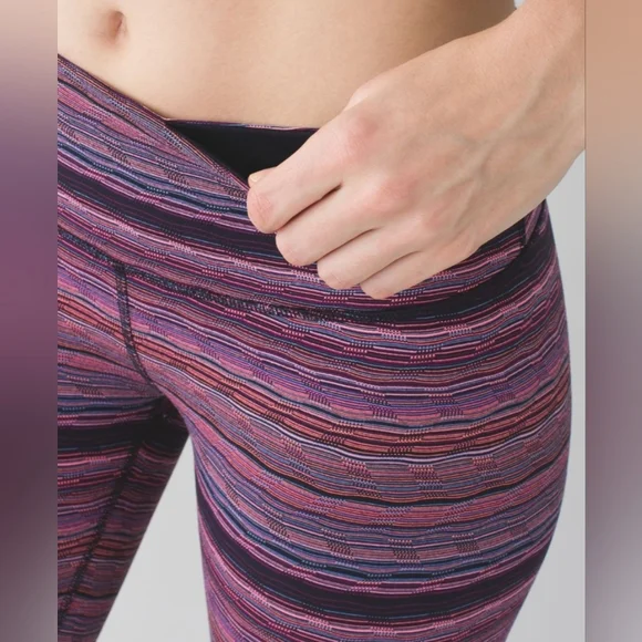 Lululemon Wunder Under Crop III - Picture 6 of 8